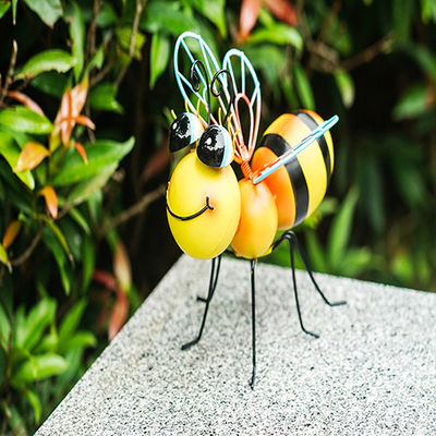 Customized Metal Garden Ornaments Craftsmanship Backyard Metal Bee Decor