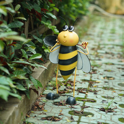 Small Metal Yard Ornaments Recyclable Lifelike Bee Metal Art With Glass Wings