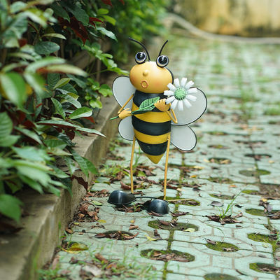 Small Metal Yard Ornaments Recyclable Lifelike Bee Metal Art With Glass Wings