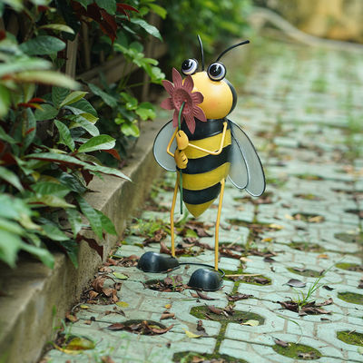 Small Metal Yard Ornaments Recyclable Lifelike Bee Metal Art With Glass Wings