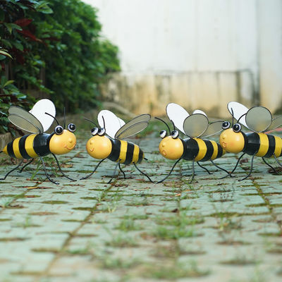 Outdoor Metal Yard Ornaments Textured Lifelike Bee Metal Decor With Glass Wings