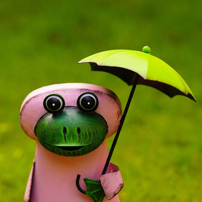 Durable Frogs Metal Garden Ornaments Weatherproof - Frogs In Raincoat Lawn