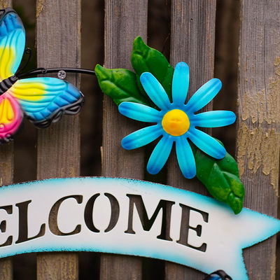 Colorful Metal Wall Hanging Ornaments Rustproof Bee Welcome Wreath