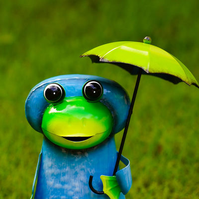 Unique Multiple Garden Ornaments Metal Animal Figurines Frog Holding Umbrella