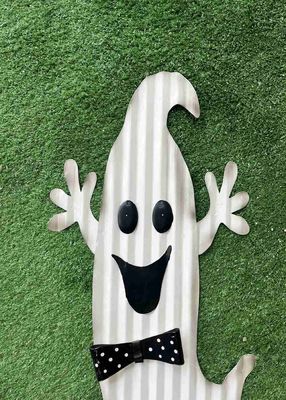 Outdoor Metal Halloween Ornaments Garden Statues Lifelike Ghost Plug In
