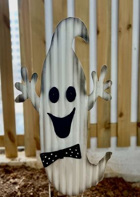 Outdoor Metal Halloween Ornaments Garden Statues Lifelike Ghost Plug In