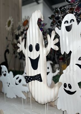 Outdoor Metal Halloween Ornaments Garden Statues Lifelike Ghost Plug In