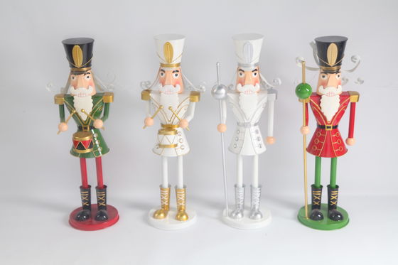 Handcrafted Modern Metal Christmas Decorations Festive Theme In Red Green / White
