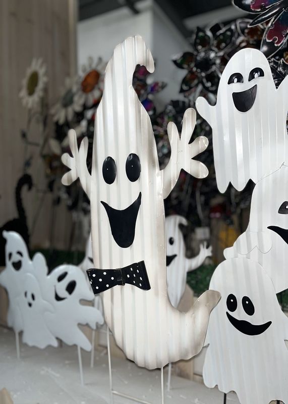 Outdoor Metal Halloween Ornaments Garden Statues Lifelike Ghost Plug In
