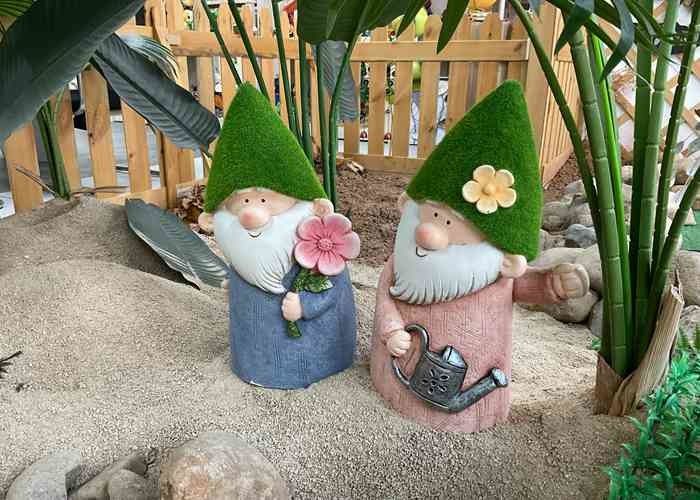 Gnome Magnesium Oxide Outdoor Furniture / Metal Lawn Ornaments Weatherproof